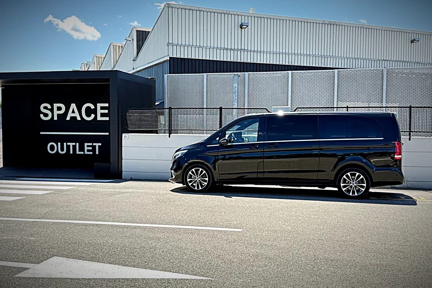 Mercedes Classe V nera per transfer aeroportuale in Toscana